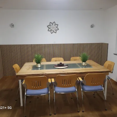 Maitschern Apartman *